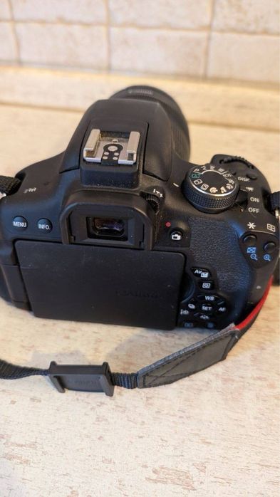 Canon EOS 750D + EF-S 18–135 mm