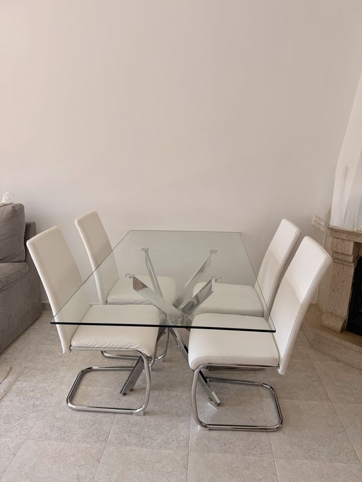 Mesa com 4 cadeiras