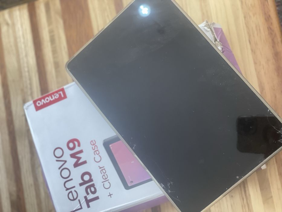 Tablet lenovo m9 na caixa com capa de suporte