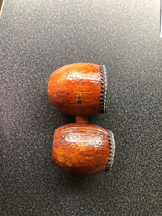 pequenos tambores de coco