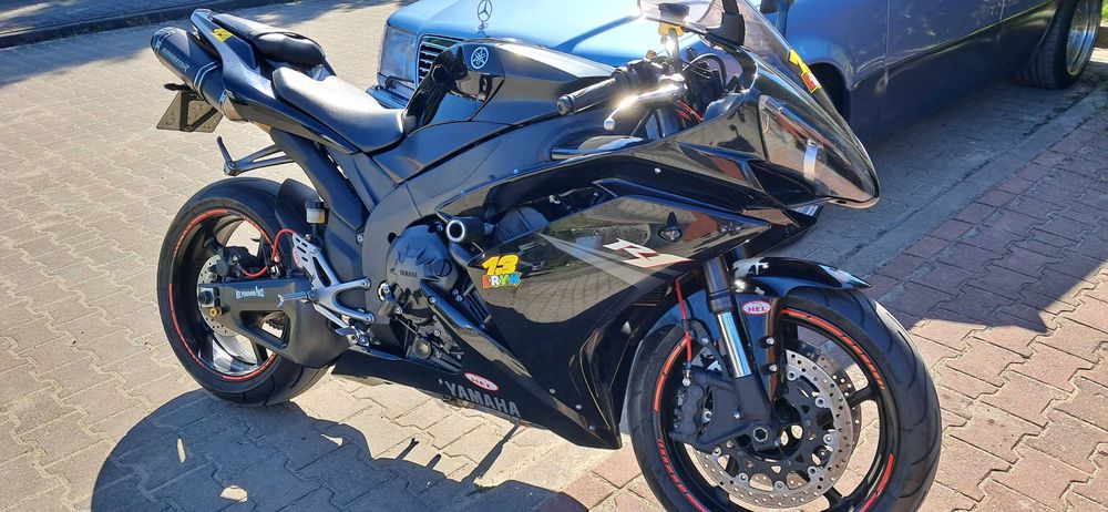 yamaha r1 rn19  dominator
