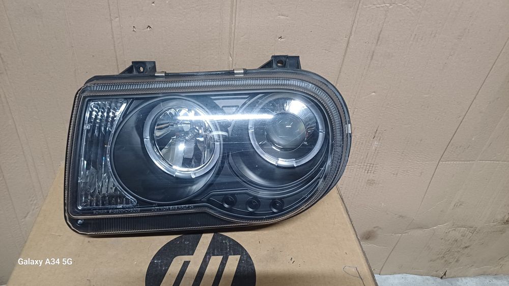 Lampa prawa chrysler 300 C  ring