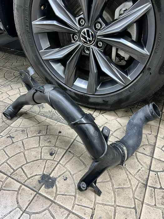 Volkswagen Tiguan патрубок інтеркулера  5QN 145 762