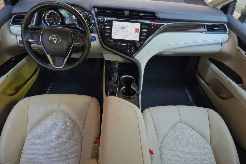 Toyota Camry Hybrid XLE      2020