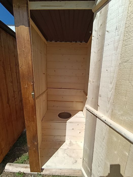 Туалет дерев'яний вуличний