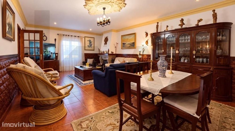 Moradia junto a Óbidos | 222 m2, garagem, sótão e excelente espaço ext