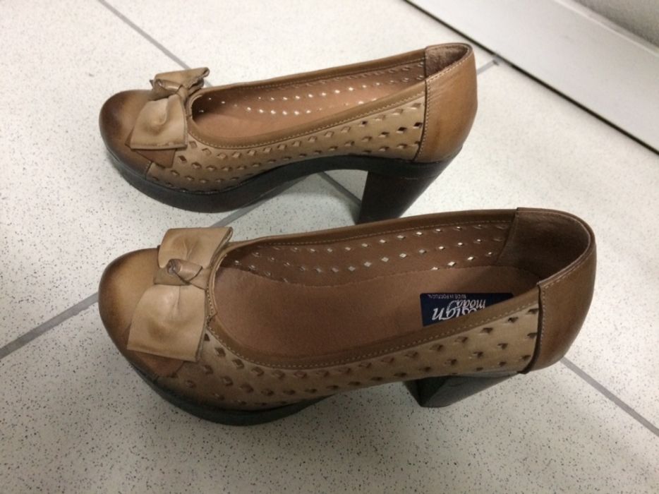 Sapatos (camel) em pele genuína