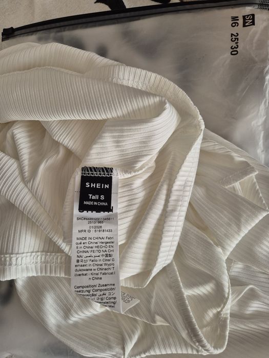 Blusa branca canelada com botões dourados Shein

Blusa com elastano e