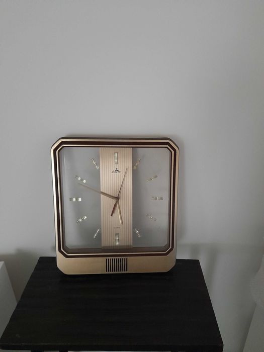 Relógio  antigo de parede Quartz