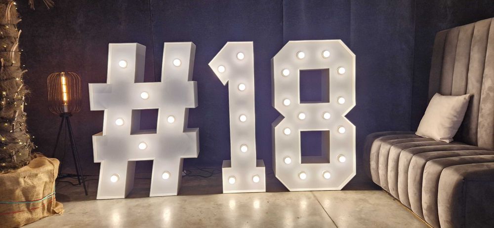 Wynajem cyfr LED „18” – idealne na osiemnastkę!