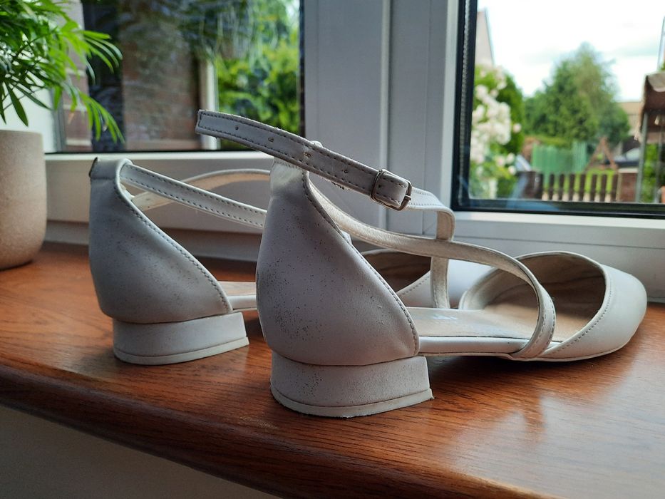 Białe buty ślubne płaskie