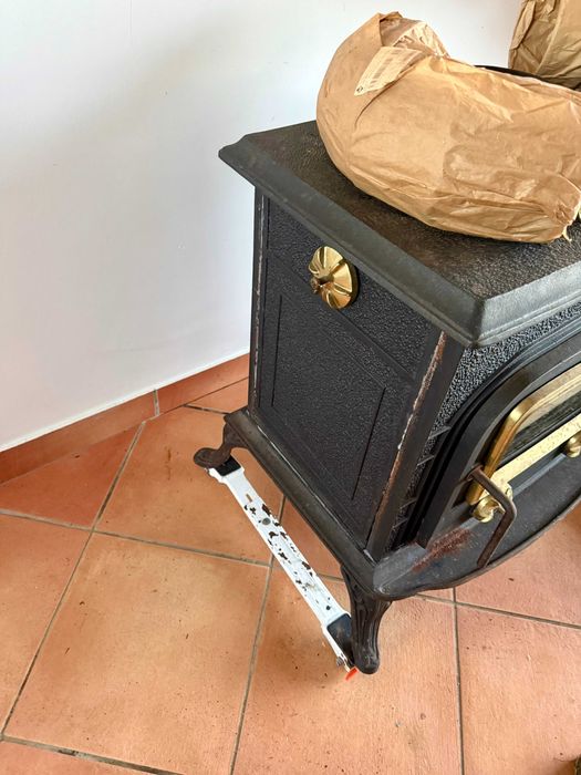 Salamandra a Lenha em Ferro Fundido – Estilo Antigo, Nunca Usada