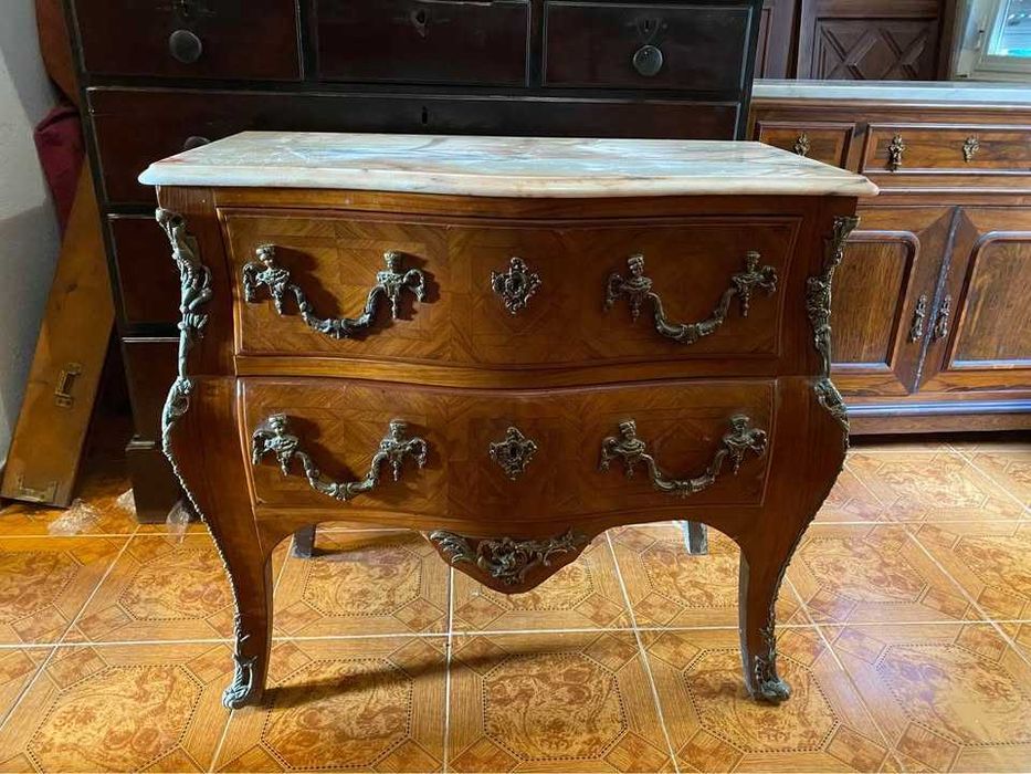 Cómoda elegante estilo Luís XV
