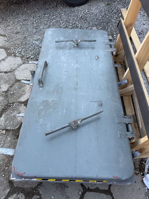 Drzwi do schronu, bunkra