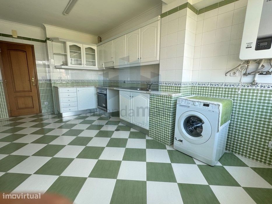 Arrenda-se excelente T3 em ultimo piso com terraço de 120m2 em Celas