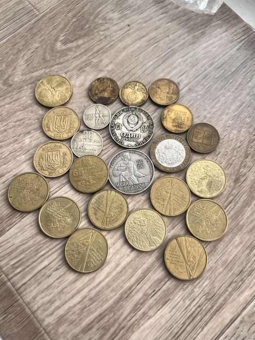 Монеты 1 гривня 1 рубль