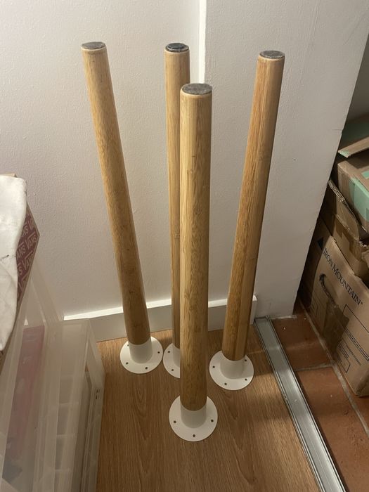 Pes de mesa Ikea madeira