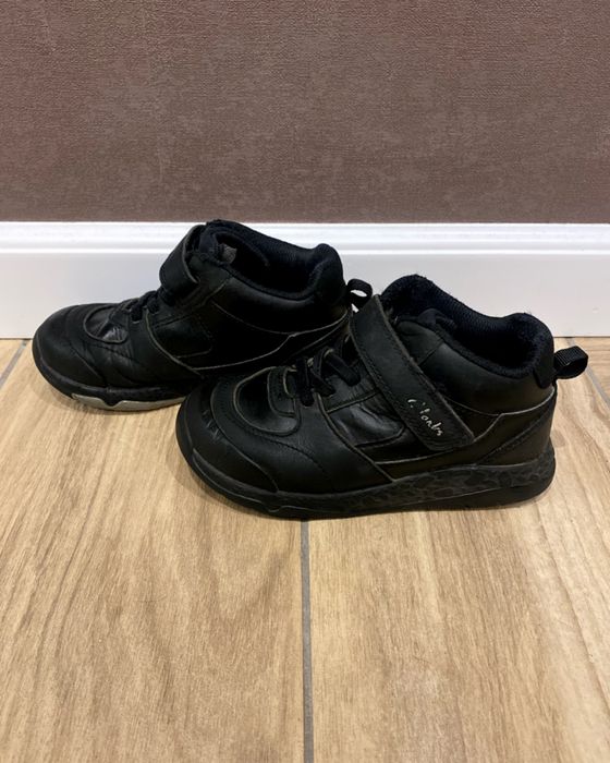 З динозаврами). Шкіряні ботинки Clarks Steggy Stride.