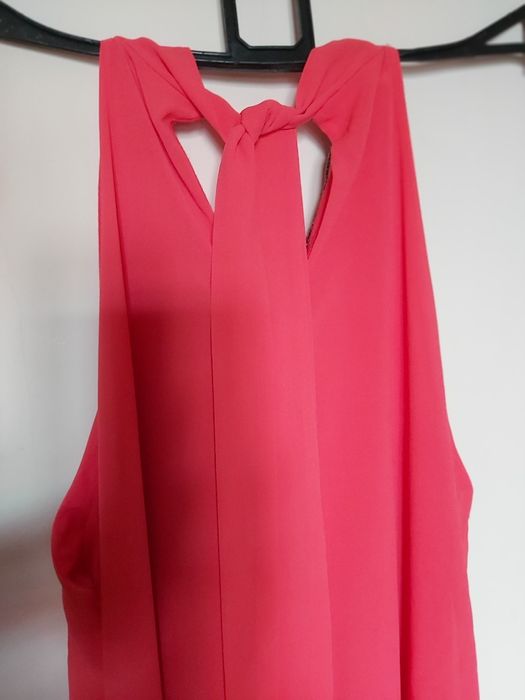 Vestido comprido coral com adorno em missangas