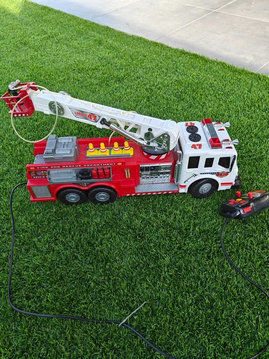 Camião de bombeiros com comando.