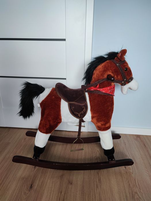 Koń na biegunach ruchomy