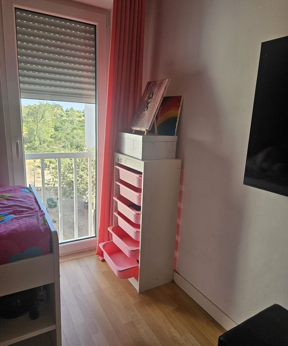 Cama com estrado e colchão + Guarda-fato + Estante