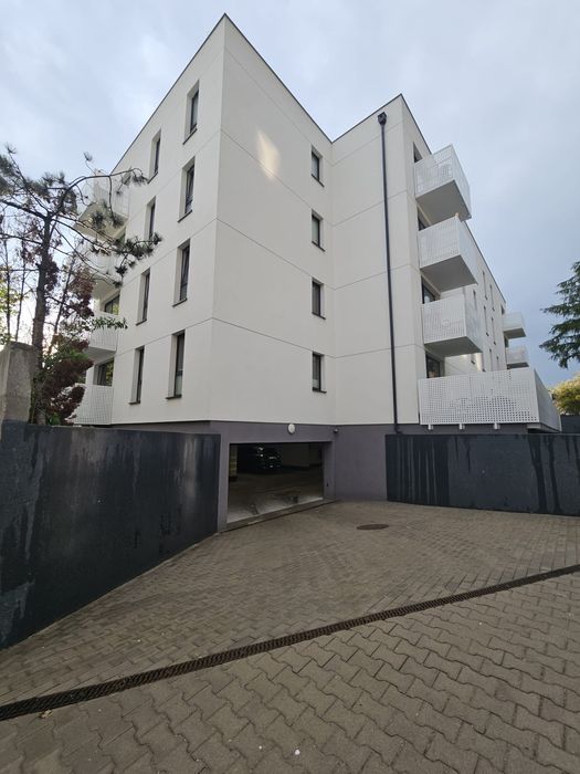 Wynajmę miejsce postojowe w podziemnej hali garażowej.