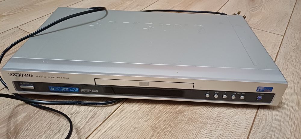 DVD-плеер Samsung DVD-E235. 
Модель: Samsung DVD-E235.
Поддерживаемые