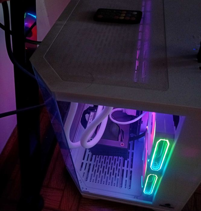 Vendo pc gamer completo, comprei em janeiro de 2026 está como novo sem nenhuma avaria!!! Deixei as fotos dele e suas características.  Ótimo pc.