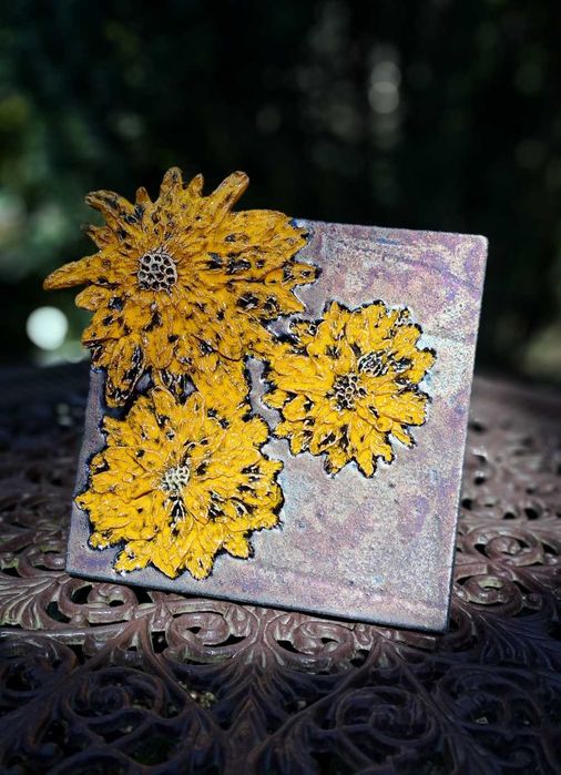ceramiczny kafel ozdobny z kwiatowym motywem