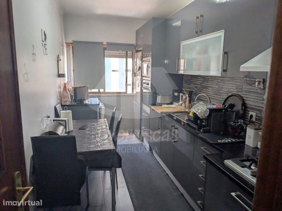 Apartamento T2 luminoso com varanda em Odivelas