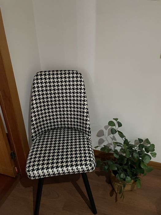 Cadeira em preto e branco