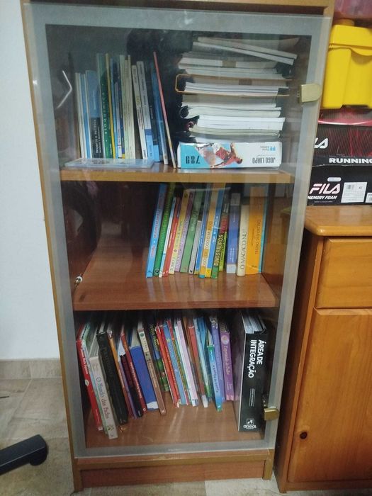 Móvel com 4 estantes