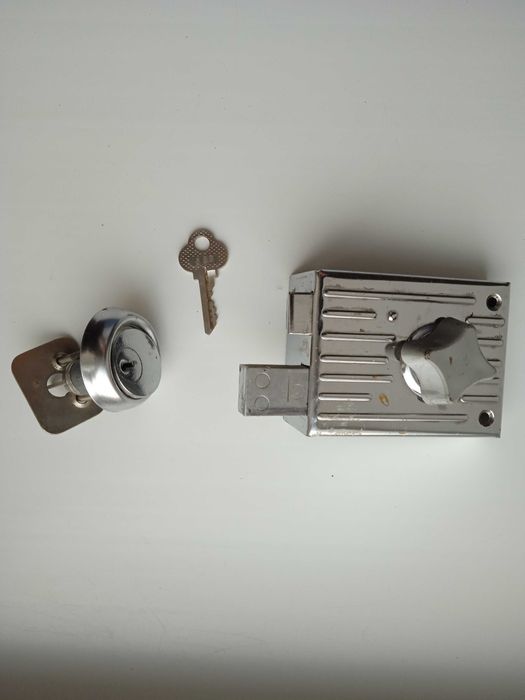 Замок накладной/врезной.