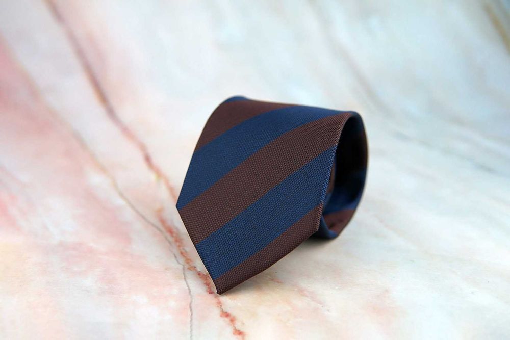 NOWY krawat regimental brązowo-granatowy 8cm jedwabny szeroki w pasy