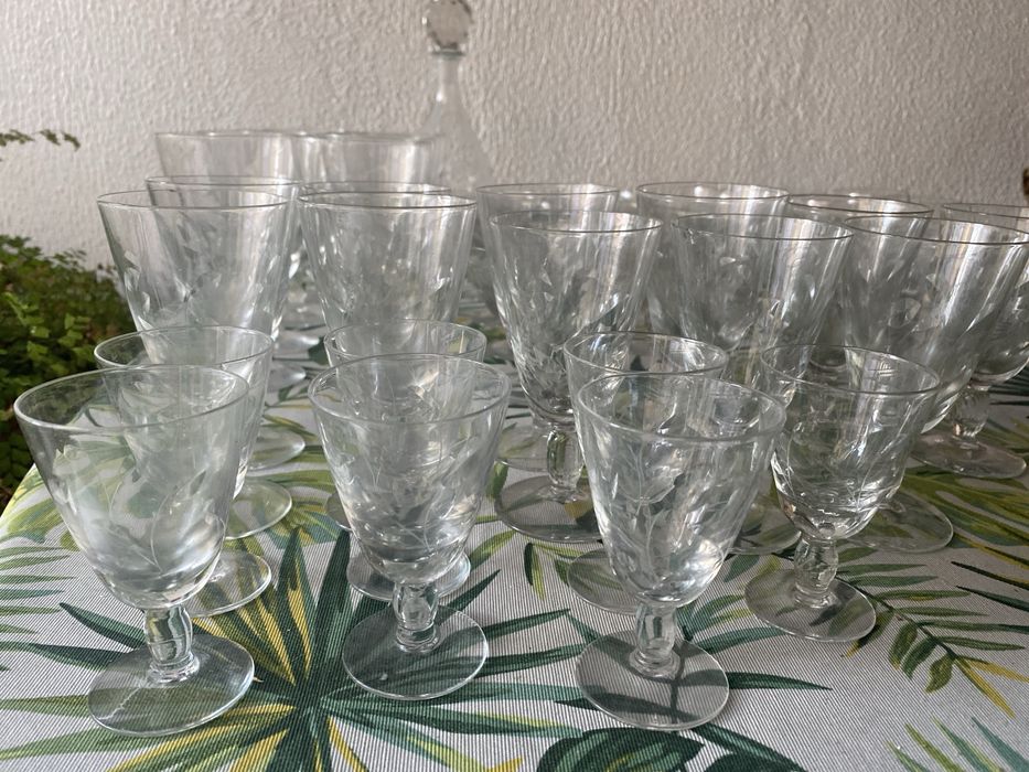 Vendo divereos copos de cristal e taças.