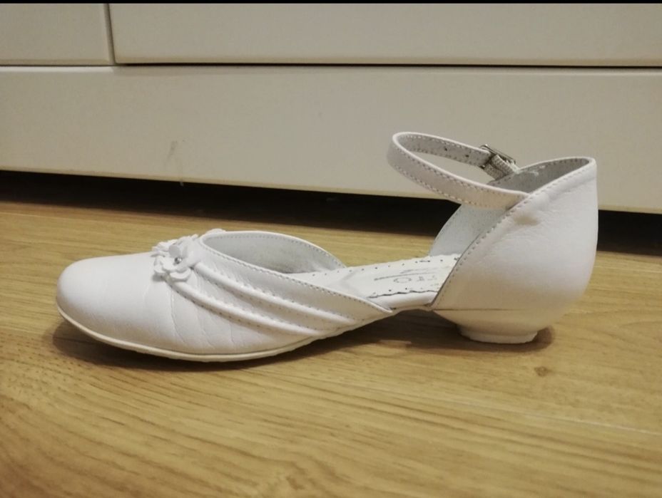 Białe buty komunijne, baleriny, z małym obcasem, rozmiar 32, Zarro