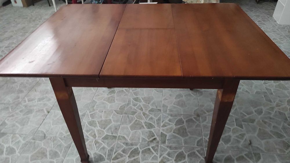 Mesa de cozinha extensível em pinho mel, usada