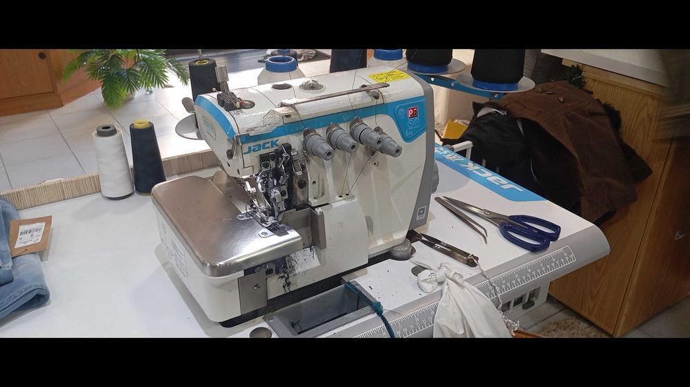 Máquina Corte e Cose Jack E4S