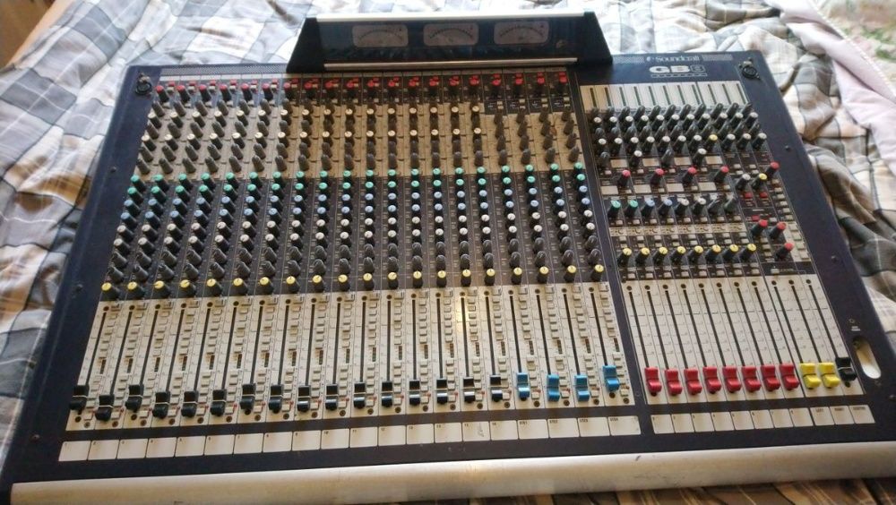 mesa de som Soundcraft GB8 com case Santosom