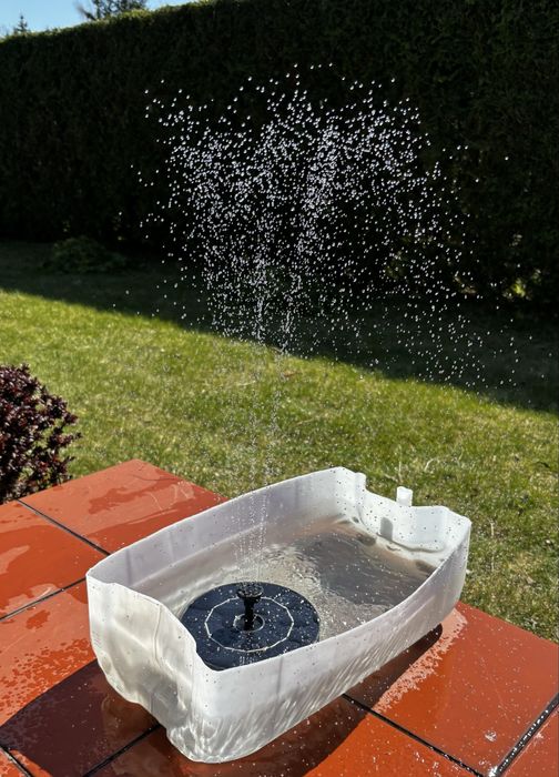 Fontanna solarna do oczka wodnego