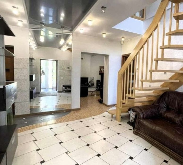 Продам 3-х поверховий  стильний будинок