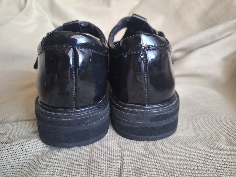 Лаковані жіночі туфлі Clarks