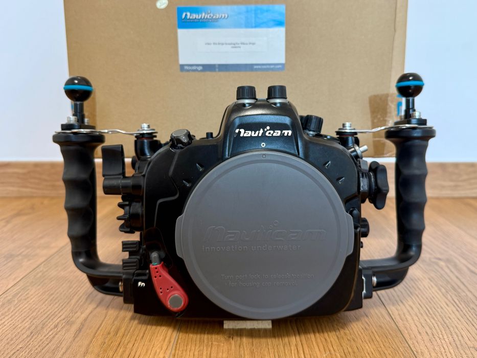 Fotografia subaquática full-frame Nikon D750 em caixa Nauticam
