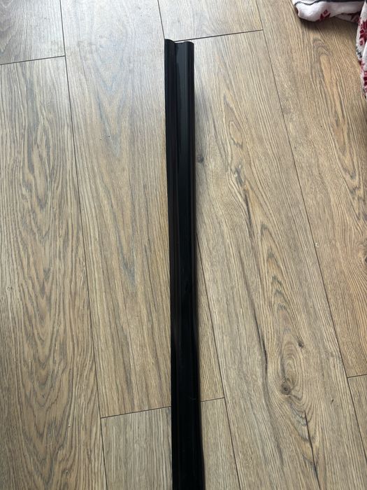 Listwa przypodłogowa czarna połysk plastik 4x245cm