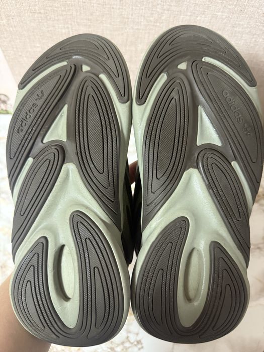 Кросівки Adidas Ozelia оливкові
