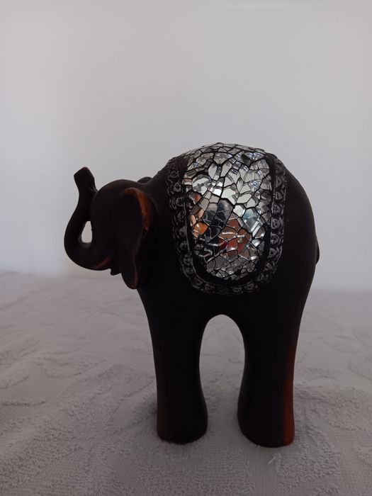 Figurka słonia z uniesioną trąbą