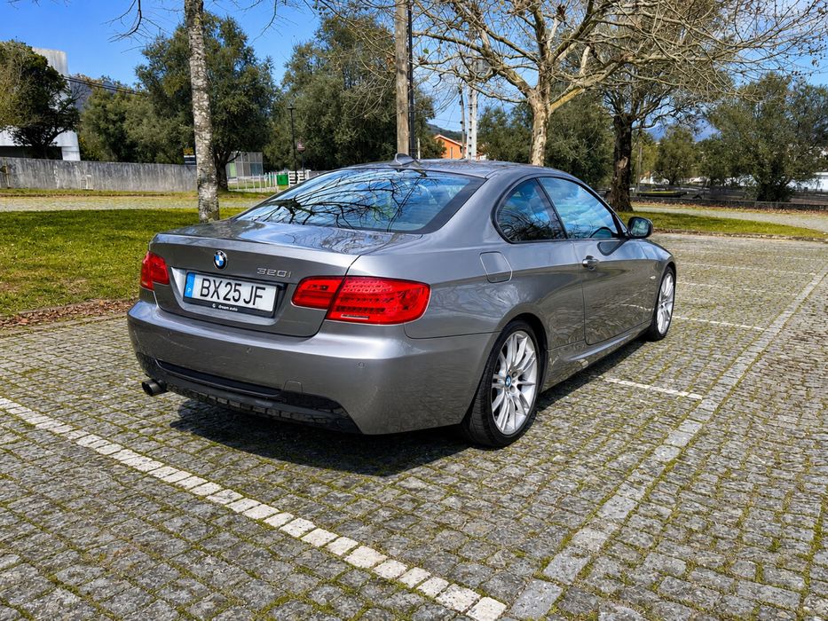 BMW 320I Coupé Pack M - livro de revisões completo na BMW
