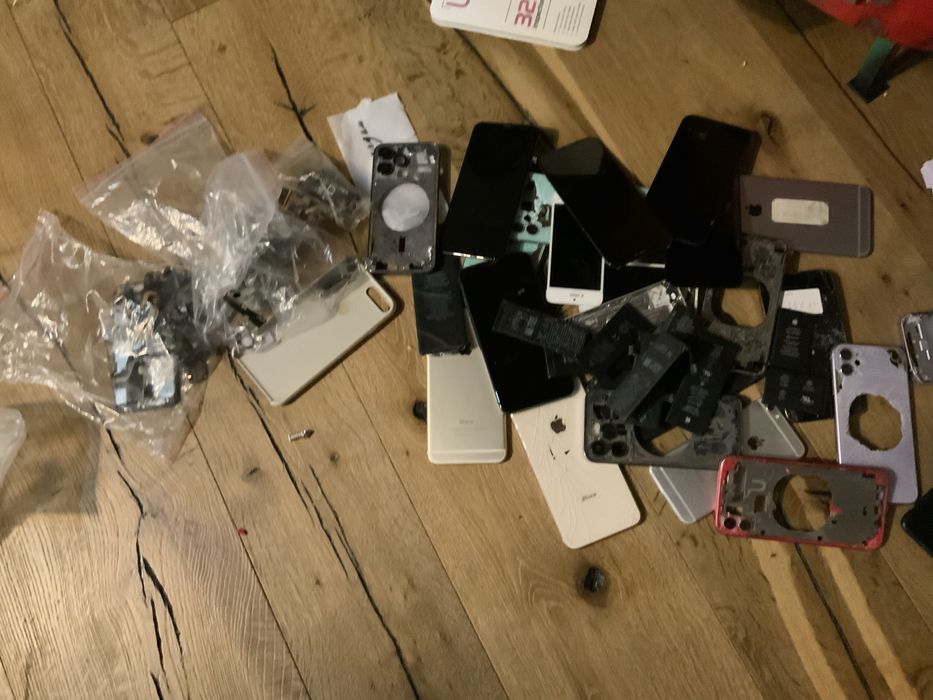 Лот Iphone запчастини.