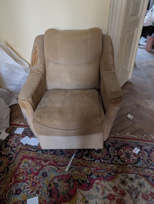 Диван+два м'які крісла безкоштовно.